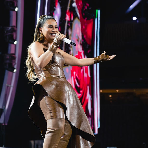 Simone Mendes revelou que foi algemada e fichada em um aeroporto nos Estados Unidos