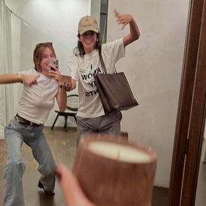 Pesquisas citadas pela Associação Americana de Psicologia e pela Universidade de Granada apontam que pessoas mais introvertidas costumam desenvolver estratégias para reduzir sua exposição social sem criar conflitos.