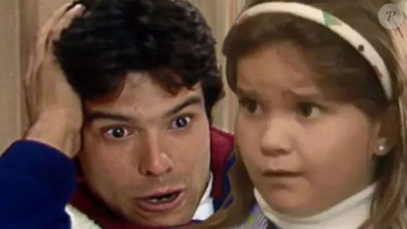 Téo (Mauricio Mattar) assusta Paty (Viviane Pinheiro) durante manifestação do espírito de Alexandre (Guilherme Fontes)