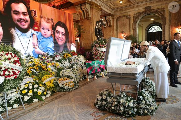 Filho de Preta Gil, Francisco Gil usou branco no velório da mãe e passou alguns minutos diante do caixão em última despedida