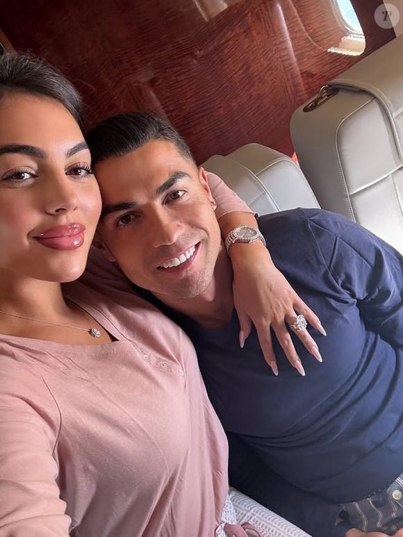 O romance de Cristiano Ronaldo e Georgina Rodríguez começou em 2017, quando o jogador conheceu a modelo enquanto ela trabalhava como assistente de vendas em uma loja da Gucci