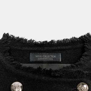 Com tecido que mistura lã, o casaco preto da Zara reúne praticidade e detalhes sofisticados, como os botões metálicos e os acabamentos desfiados