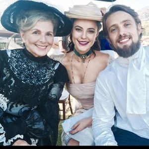 Bastidor animado de 'Além do Tempo': Paola Oliveira, Irene Ravache e Rafael Cardoso se divertiram em 2015