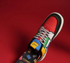 Vermelho, azul, verde e amarelo: as cores mais famosas do UNO inspiram novo tênis que une nostalgia e moda urbana