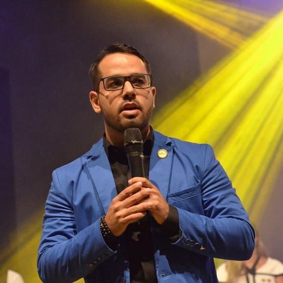 Renato Sodré, um dos maiores especialistas do país quando o assunto é criar redes de venda baseadas em conexão humana, explica que o modelo de vendas diretas e conexão real vira nova aposta de famosos que querem faturar alto fora das telas