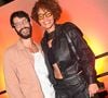 Acompanhada do marido, Barbara Reis apostou em uma produção rocker com jaqueta de couro, top preto, calça de couro e óculos de lentes amarelas