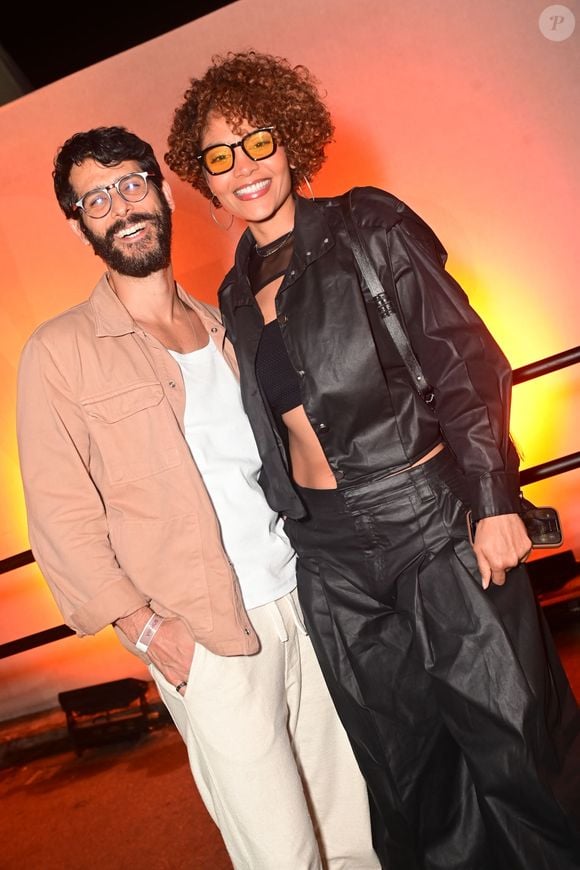 Acompanhada do marido, Barbara Reis apostou em uma produção rocker com jaqueta de couro, top preto, calça de couro e óculos de lentes amarelas