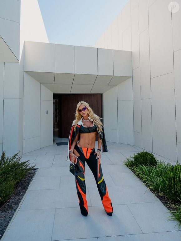 Em um vídeo publicado nas redes sociais, a especialista e designer de moda Andressa Pacheco analisou ao look de Virgínia Fonseca para o GP da Espanha Virgínia