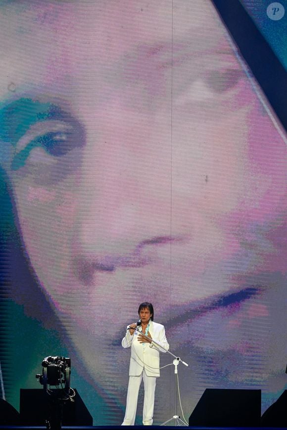 Roberto Carlos não se apresenta por menos de R$ 1 milhão. O valor pode chegar até R$ 3 milhões, a depender de fatores como data e logística. Informação é da revista IstoÉ