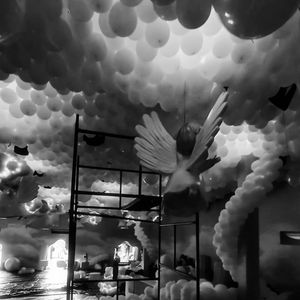 Cenografia envolveu mais de 60 mil balões, 100 esculturas e peças exclusivas feitas do zero para o evento.