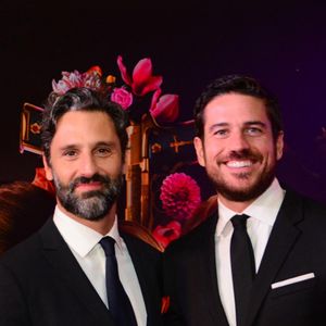 Casados desde agosto, Marco Pigossi e Marco Calvani fizeram rara aparição juntos no Festival do Rio, com looks coordenados.