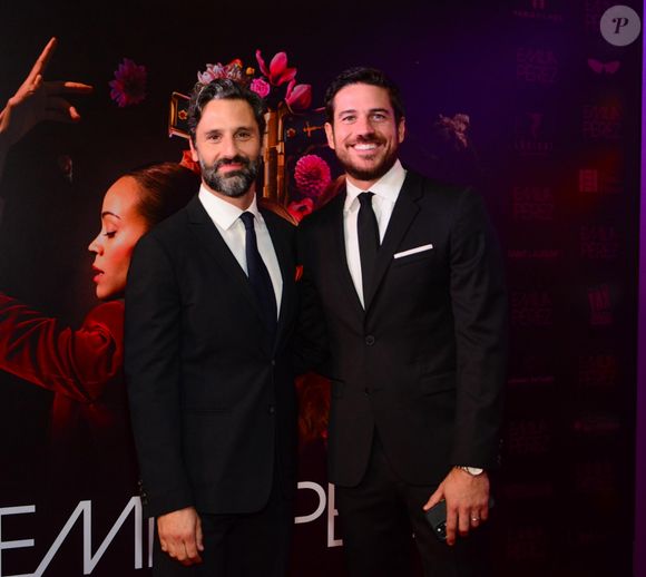 Casados desde agosto, Marco Pigossi e Marco Calvani fizeram rara aparição juntos no Festival do Rio, com looks coordenados.