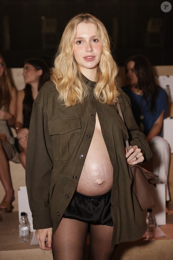 Grávida pela segunda vez, Isabella Scherer deixou sua barriga à mostra com uma combinação de jaqueta oversized e saia micro