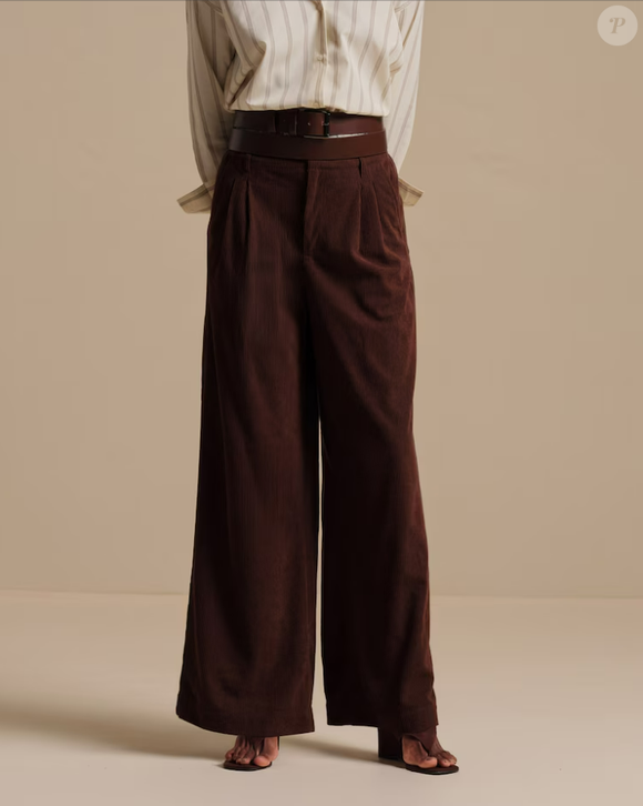 A pantalona de veludo cotelê da Riachuelo combina textura marcante e elegância natural em proposta sofisticada