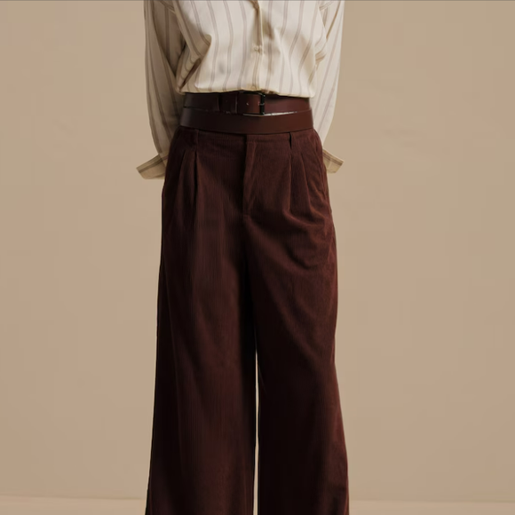 A pantalona de veludo cotelê da Riachuelo combina textura marcante e elegância natural em proposta sofisticada