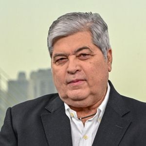 Internado após cirurgia na coluna, Joel Datena afirmou que deve retornar à Band em até 12 dias. Médico detalha sintomas que podem indicar compressão dos nervos