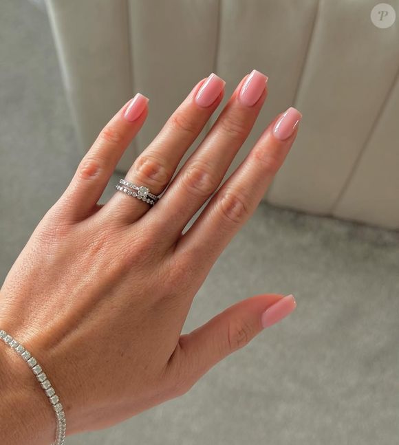 Unhas quadradas na cor água de rosas são tendência para o Outono 2026, deixando suas mãos com uma aura de princesa elegante