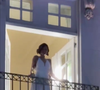 Bruna Marquezine foi filmada por fãs enquanto aparecia na sacada do hotel usando um vestido branco curto