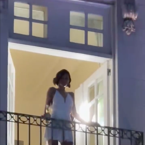 Bruna Marquezine foi filmada por fãs enquanto aparecia na sacada do hotel usando um vestido branco curto