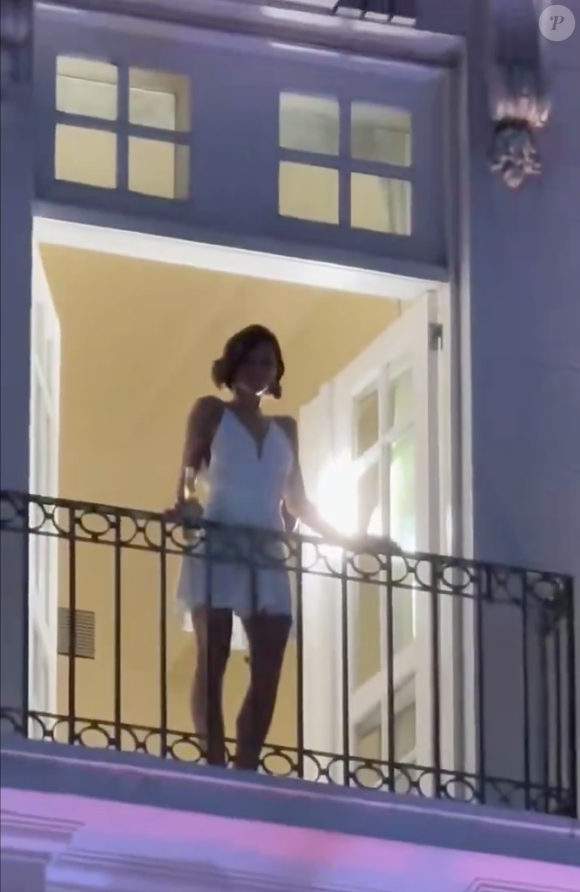 Bruna Marquezine foi filmada por fãs enquanto aparecia na sacada do hotel usando um vestido branco curto