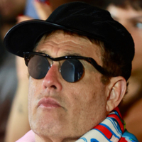 Sérgio Mallandro foi acusado de ser viciado em cocaína por um colega de trabalho - e o rumor teve uma séria consequência para a mãe do humorista