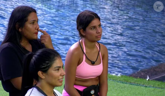 A dinâmica exige que, sempre que a música tocar, a participante receba instruções para plantar flores na ordem correta nos vasos da área externa