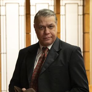 Resumo da novela 'Garota do Momento': Lígia acredita que Juliano tenha sido o mandante do incêndio na boate.