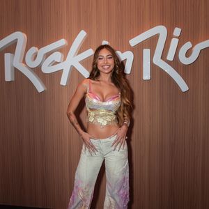Vanessa Lopes seguiu a mesma linha e também entregou um look colorido no Rock in Rio