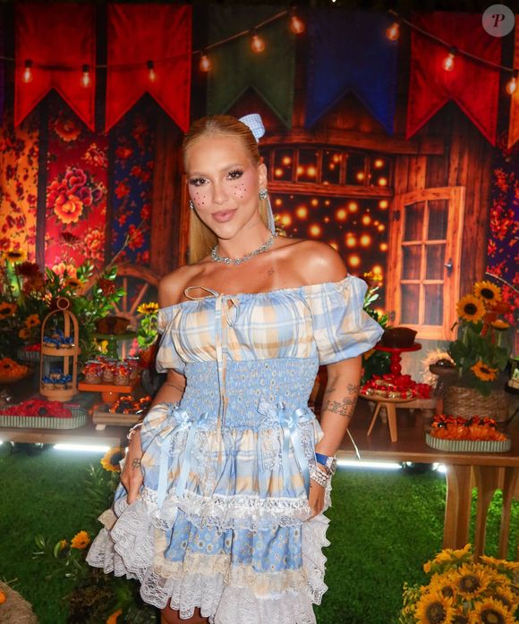 Virgínia Fonseca apostou em um vestido caipira com estampa xadrez, renda e botas over the knee para a festa julina na mansão de Vini Jr.