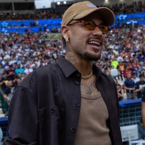 Neymar trocou a barba mais cheia pelo cavanhaque e bigode marcados. A mudança chamou atenção dos fãs e rendeu uma série de comentários e memes na internet