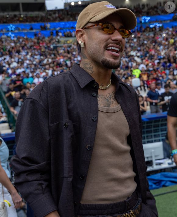 Neymar trocou a barba mais cheia pelo cavanhaque e bigode marcados. A mudança chamou atenção dos fãs e rendeu uma série de comentários e memes na internet