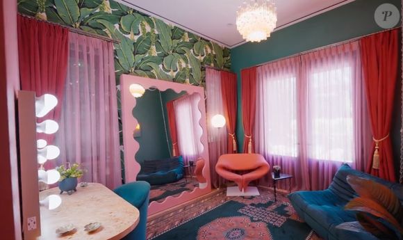 Palmeiras no papel de parede: foto mostra detalhe da casa de Demi Lovato, estrela do Rock in Rio 2026