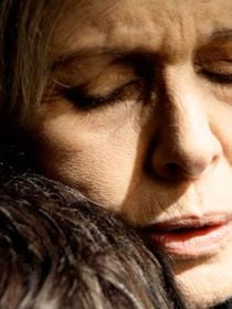 O dramático reencontro de Vitória e Bernardo: resumo de 'Além do Tempo' (27 de julho a 1º de agosto) traz mãe e filho em momento desesperador, e - quem diria? - Felipe salva Pedro