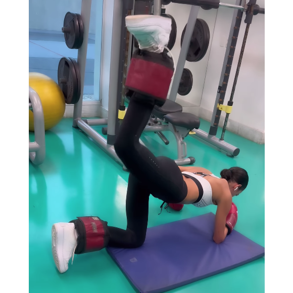 Bruna Marquezine treina  glúteos e mostra bumbum turbinado