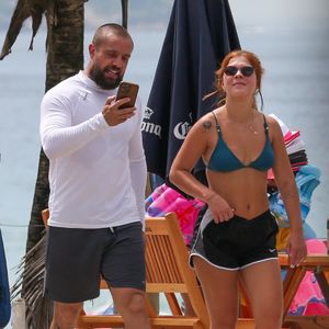 Corpo de Rafael Cardoso está ainda mais musculoso que o de costume, além de sua aparência diferente