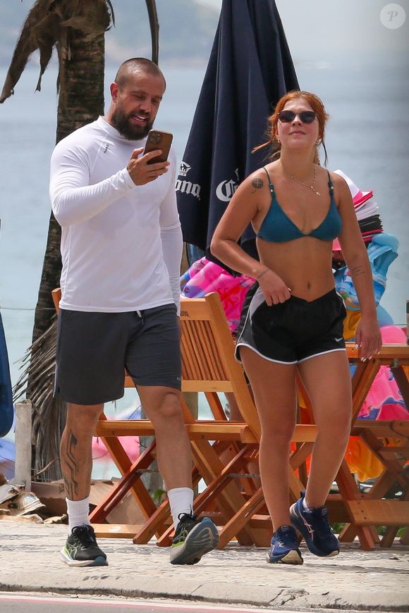 Corpo de Rafael Cardoso está ainda mais musculoso que o de costume, além de sua aparência diferente