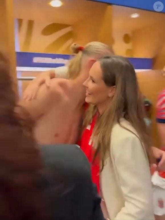 O abraço entre Ingrid Alexandra e Erling Haaland viralizou nas redes sociais e despertou a curiosidade do público sobre a princesa de 22 anos, segunda na linha de sucessão ao trono da Noruega e estudante na Austrália