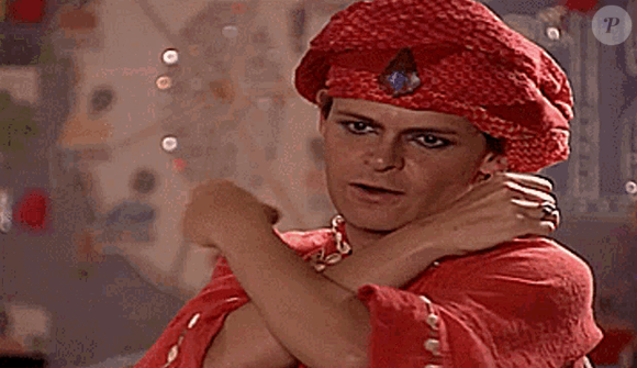 Pai Helinho (Matheus Nachtergaele) era um falso vidente que enganava clientes com previsões inventadas, buscando dinheiro, fama e respeito.