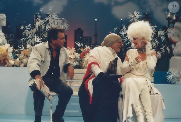 Carlos Alberto de Nóbrega ao lado da Velha Surda (Roni Rios) e de Elke Maravilha em cena de 'A Praça é Nossa'