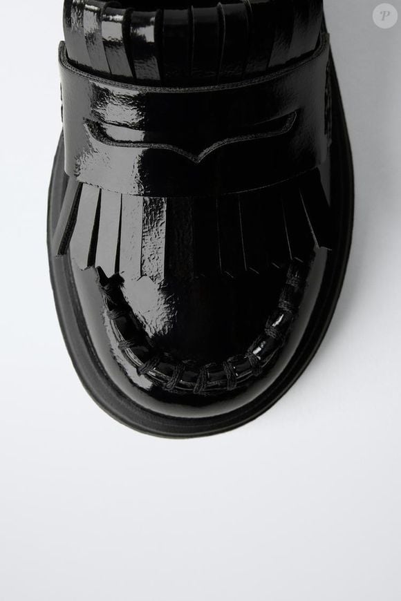 O clássico mocassim ganha uma leitura mais fashion na Zara, com franjas no peito do pé, palmilha flexível e solado tratorado