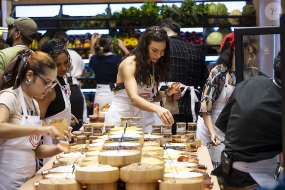 Na etapa eliminatória, os piores da noite preparam uma receita que une elementos da culinária brasileira com a japonesa
