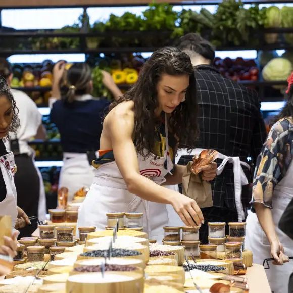 Na etapa eliminatória, os piores da noite preparam uma receita que une elementos da culinária brasileira com a japonesa