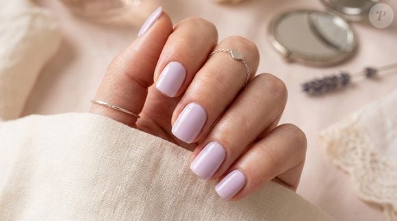 O lilás coquette traz uma dose de delicadeza para as unhas curtas na primavera. O tom clarinho combina com joias prateadas e deixa qualquer produção mais feminina