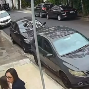 Maria Prata e a filha visitariam uma residência que fica na mesma rua onde ocorreu o assalto. As câmeras de segurança da casa flagraram tudo