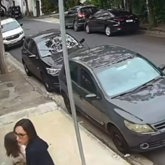 Maria Prata e a filha visitariam uma residência que fica na mesma rua onde ocorreu o assalto. As câmeras de segurança da casa flagraram tudo