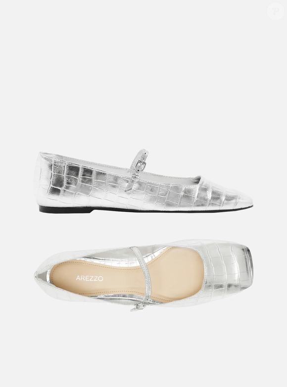 Na Arezzo, a Sapatilha Metalizada Tira aparecia por R$ 149,90 até o fechamento desta matéria. O modelo tem salto rasteiro, bico quadrado, cabedal com recorte reto e tira afivelada sobre o peito do pé, exibindo toda a região frontal e valorizando o design clean