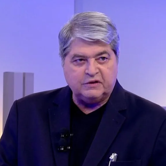 Apresentador explica decisão inusitada e resgata memórias da infância: “Só ganhava cueca de presente”