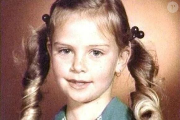Sabe quem é ela? Essa garotinha é ninguém menos que Charlize Theron e sofreu muito em sua infância