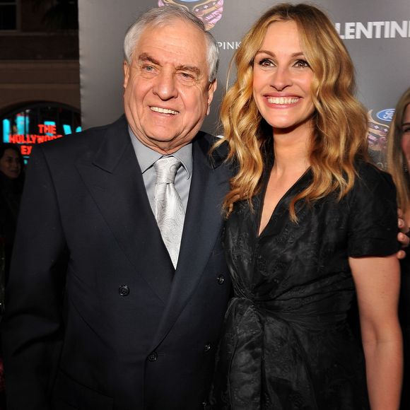 O diretor Garry Marshall e a atriz Julia Roberts eram grandes amigos íntimos; o diretor faleceu em 2016.