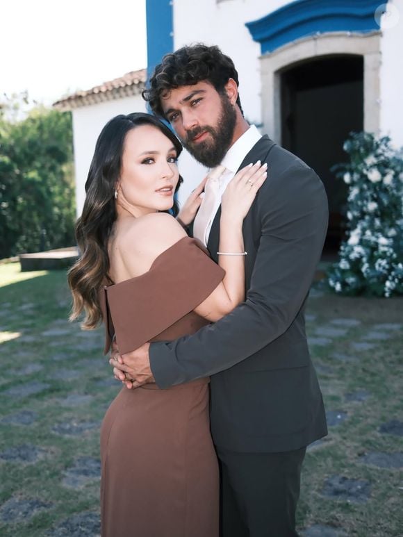 Natália e Eike apostaram em uma cerimônia intimista para 150 convidados, entre eles Larissa Manoela e André Luiz Frambach
